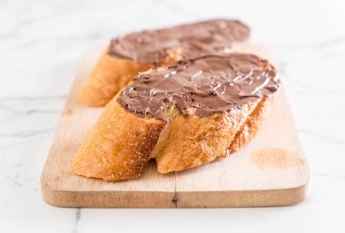 Çikolatalı fındık yaymak ekmek