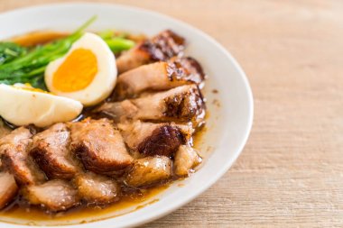 Demlenmiş Domuz bacak 