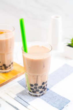 Köpüklü sütlü çay