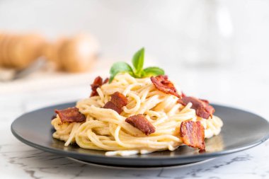 Spagetti krem peynir pastırma ile