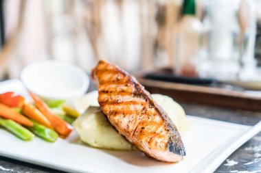 püre patates ve sebze somon biftek