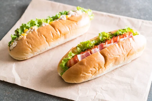 Tonijn veldsla hotdog en spek worst hotdog — Stockfoto