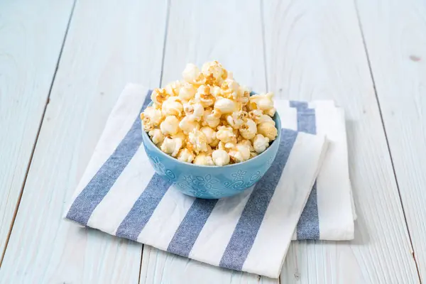 Süßes Popcorn auf Holz — Stockfoto