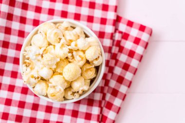 Ahşap üzerine tatlı patlamış mısır