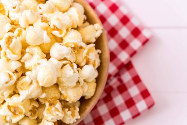 Ahşap üzerine tatlı patlamış mısır