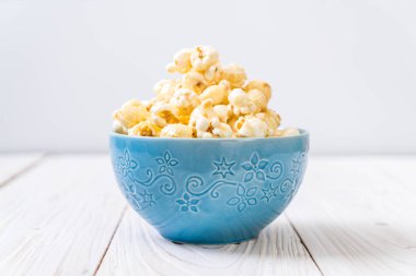 Ahşap üzerine tatlı patlamış mısır