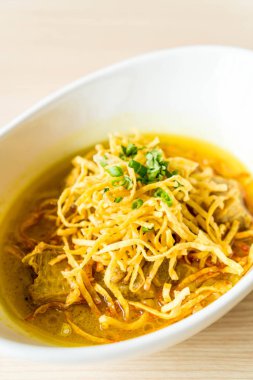 yumuşak Domuz kaburga ile köri erişte çorbası