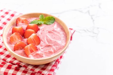 çilek smoothies kase