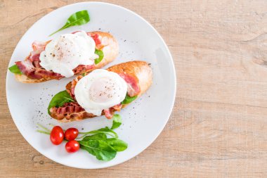Yumurta Benedict plaka üzerinde