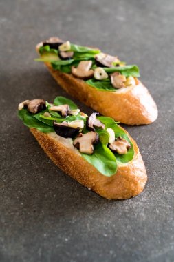 ekmek roket ve shiitake mantar