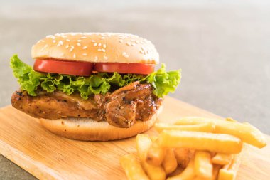 ızgara tavuk burger patates kızartması ile