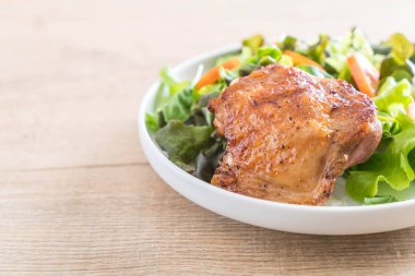 ızgara tavuk biftek sebze salatası ile