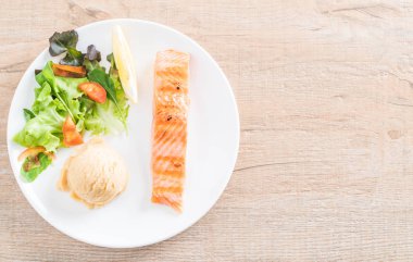 püre patates ve sebze ızgara somon biftek