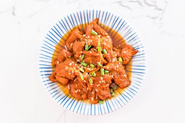 Baharatlı Kore soslu (bulgogi kızarmış domuz eti) 