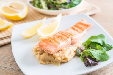 püre patates ve sebze ızgara somon biftek