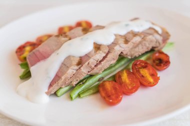 Tuna biftek salatası ile