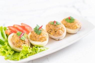 Kıyılmış domuz eti ile haşlanmış yumurta