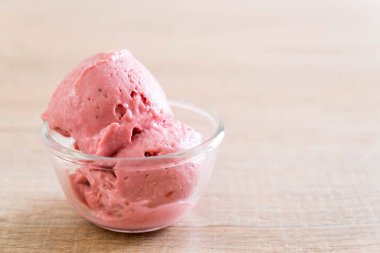 Çilekli dondurma kaşık 