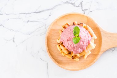 Çilekli dondurma waffle ile
