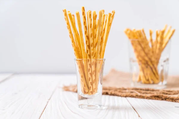 Bâtonnets de biscuit sur bois — Photo