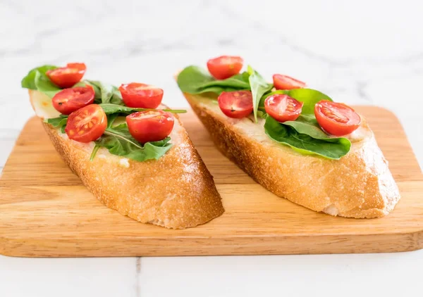 Pane con rucola e pomodori — Foto Stock