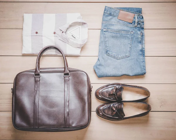 Ropa para hombre sobre fondo de madera — Foto de Stock