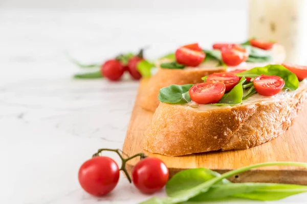 bread with rocket and tomatoes