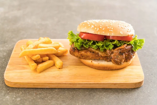 Жареный куриный бургер с картошкой фри — стоковое фото