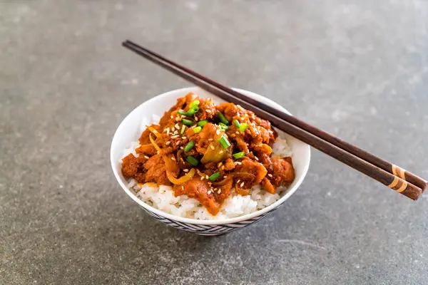 Gebratenes Schweinefleisch mit würziger koreanischer Sauce (bulgogi) auf Reis — Stockfoto