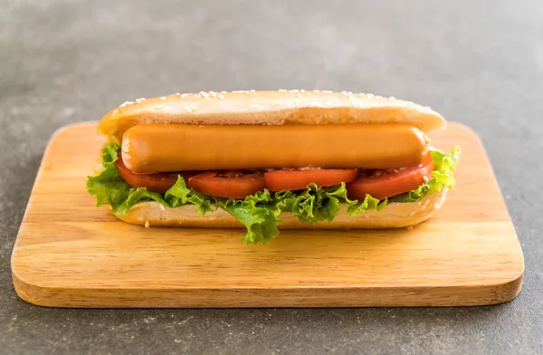 Hotdog à la saucisse et tomate — Photo