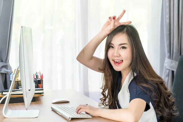 Wanita asia yang bahagia di kantor — Stok Foto