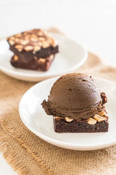 Brownies de chocolate com sorvete de chocolate — Fotografia de Stock