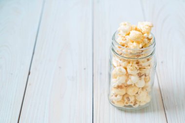 Ahşap üzerine tatlı patlamış mısır