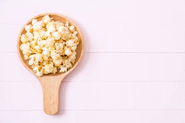 Ahşap üzerine tatlı patlamış mısır