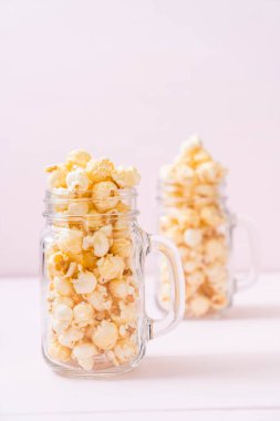 Ahşap üzerine tatlı patlamış mısır