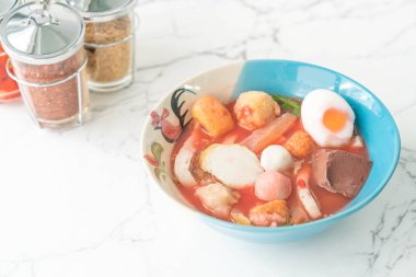 Tay tarzı şehriye çorbası fishballs ve ev yapımı kırmızı sos ile