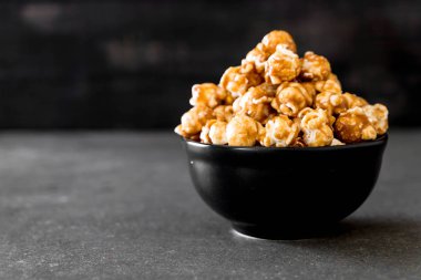 Patlamış Mısır ile karamel