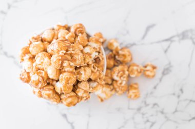 Patlamış Mısır ile karamel