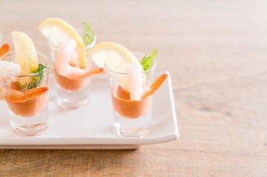 Karides kokteyl sosu ile