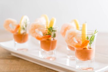 Karides kokteyl sosu ile