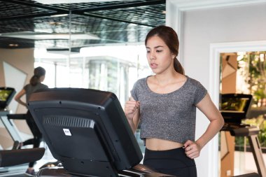 Asyalı kadın egzersiz jimnastik salonu