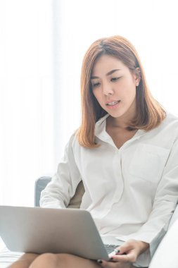 Asyalı kadın evde çalışma 