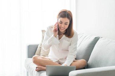 Asyalı kadın evde çalışma 