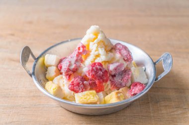 Süt buz tıraş çilek ve ekmek ile