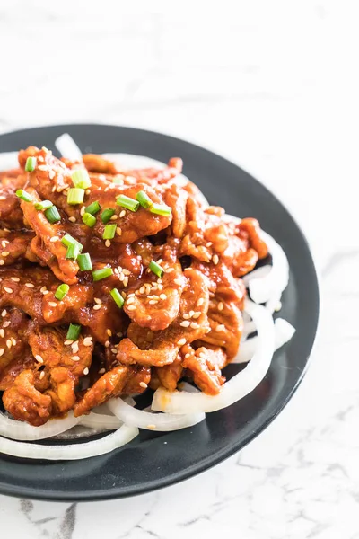 Porc frit à la sauce coréenne épicée (bulgogi ) — Photo