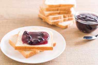 Böğürtlenli reçel ile ekmek