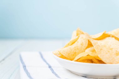 patates cipsi plaka üzerinde