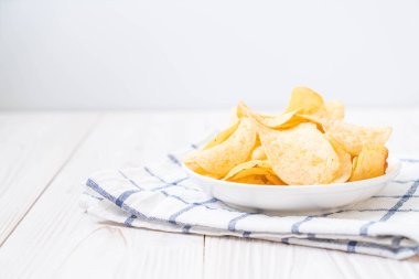 patates cipsi plaka üzerinde