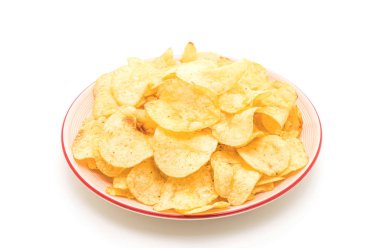 Beyaz arkaplanda patates cipsi