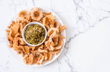 Kızarmış domuz eti rince ya da domuz eti aperatif Kuzey Tayland yeşil biber D ile